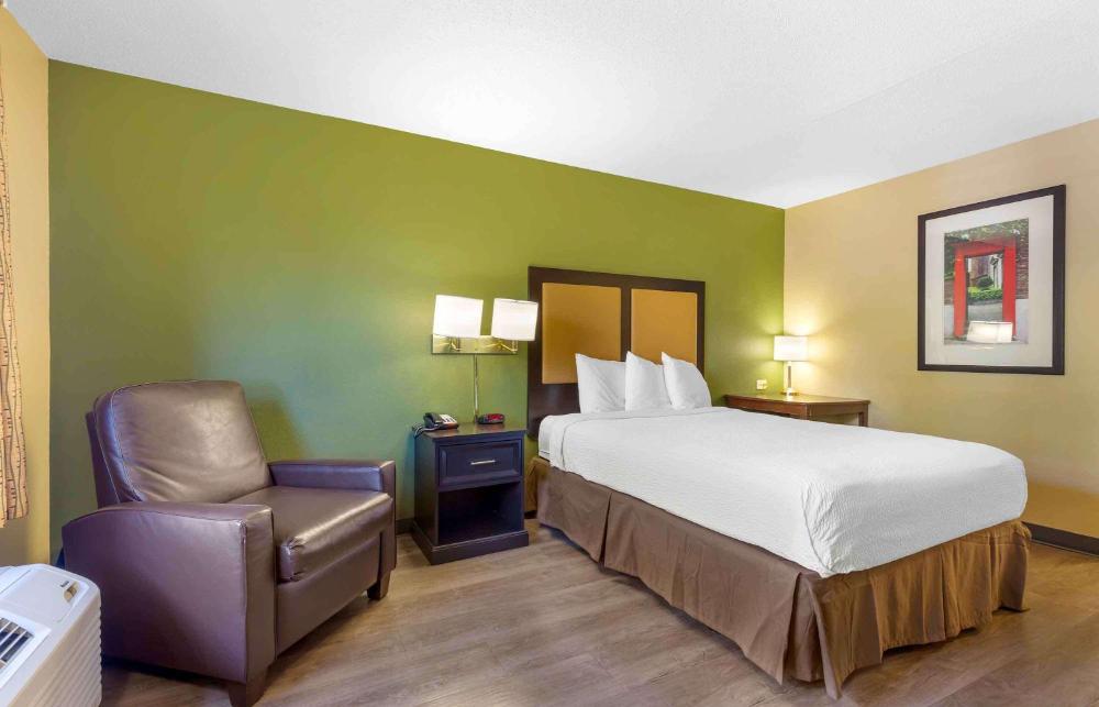 Queen studio with 1 Queen Bed - Disability Access/Non-Smoking interior